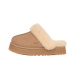 UGG ディスクエット サンド 1122550 - 毎日の使用に最適なシープスキンスリッパ UGG ディスクエット サンド 1122550 スリッパ - シープスキンとスエードの快適さ