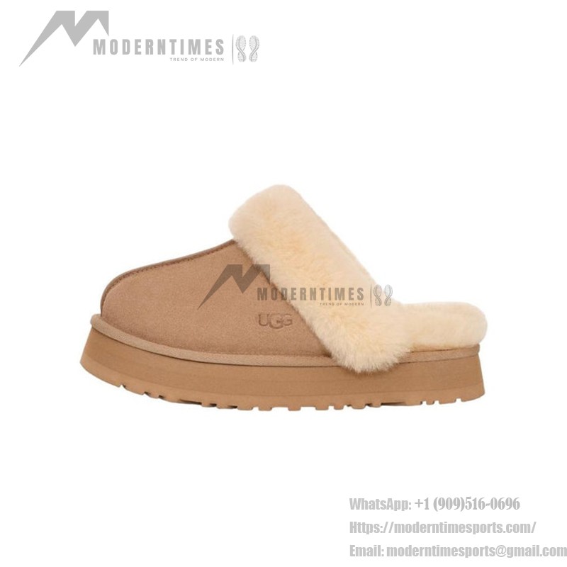 UGG ディスクエット サンド 1122550 - 毎日の使用に最適なシープスキンスリッパ UGG ディスクエット サンド 1122550 スリッパ - シープスキンとスエードの快適さ