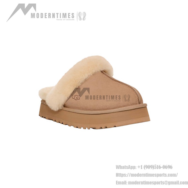UGG ディスクエット サンド 1122550 - 毎日の使用に最適なシープスキンスリッパ UGG ディスクエット サンド 1122550 スリッパ - シープスキンとスエードの快適さ