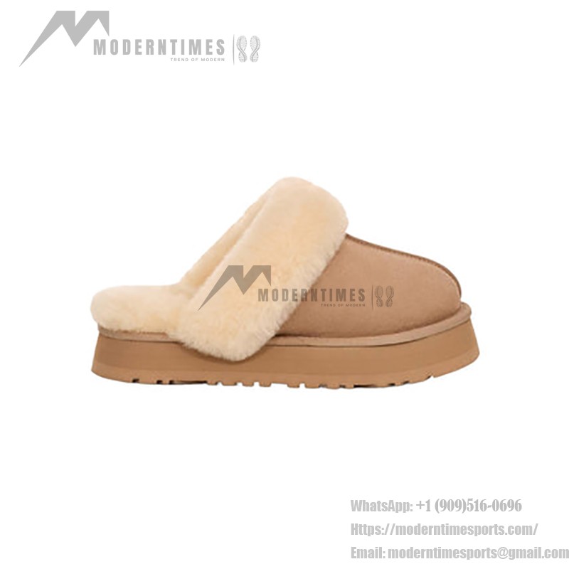UGG ディスクエット サンド 1122550 - 毎日の使用に最適なシープスキンスリッパ UGG ディスクエット サンド 1122550 スリッパ - シープスキンとスエードの快適さ
