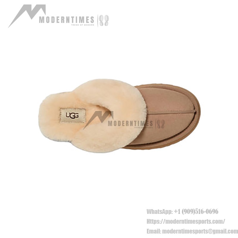 UGG ディスクエット サンド 1122550 - 毎日の使用に最適なシープスキンスリッパ UGG ディスクエット サンド 1122550 スリッパ - シープスキンとスエードの快適さ