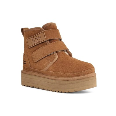 UGG ニューメル プラットフォーム チャッカ チェスナット 1130554 - スタイリッシュで快適なシープスキンブーツ
