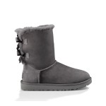 UGG レディース Bailey Bow II ブーツ グレー 1016225 - 暖かくスタイリッシュなスエードブーツ UGG レディース Bailey Bow II ブーツ グレー 1016225 - スエードブーツとシープスキン裏地、リボンディテール