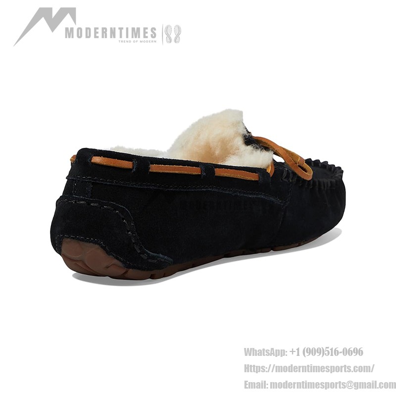 UGG レディース ダコタ スリッパ ブラック 5612:スエードとレザーリボン付きのシープスキンライニングスリッパ UGG レディース ダコタ スリッパ ブラック 5612、シープスキンの裏地とレザーリボン付き