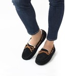 UGG レディース ダコタ スリッパ ブラック 5612:スエードとレザーリボン付きのシープスキンライニングスリッパ UGG レディース ダコタ スリッパ ブラック 5612、シープスキンの裏地とレザーリボン付き