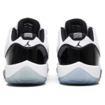 Air Jordan 11 Low 528896-153 ホワイトスニーカー、ブラックパテントレザー、アイシーブルーアウトソール
