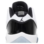 Air Jordan 11 Low 528896-153 ホワイトスニーカー、ブラックパテントレザー、アイシーブルーアウトソール