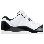 Air Jordan 11 Low 528896-153 ホワイトスニーカー、ブラックパテントレザー、アイシーブルーアウトソール
