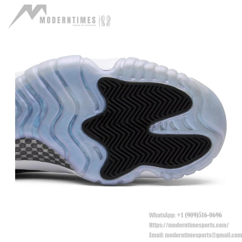 Air Jordan 11 Low ‘Concord’ 528895-145 - ホワイトとブラックのパテントレザーとアイスブルーアウトソール