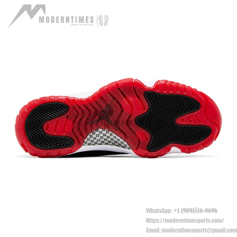 Air Jordan 11 Retro Bred Velvet DB5457-061 ブラックベルベット スニーカー 赤のアクセントと白のミッドソール