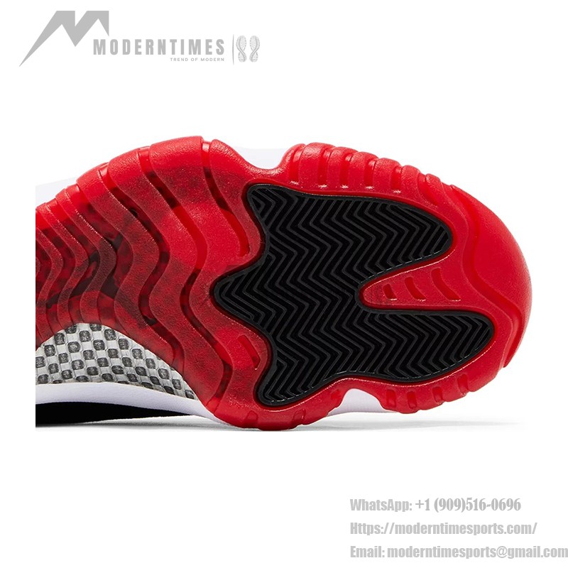 Air Jordan 11 Retro Bred Velvet DB5457-061 ブラックベルベット スニーカー 赤のアクセントと白のミッドソール