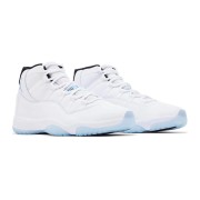 Air Jordan 11 Retro 'Legend Blue' CT8012-104 - Weiße Sneaker mit Eisblaue Außensohle & Schwarzem Kragen