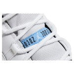 Air Jordan 11 Retro 'Legend Blue' CT8012-104 ホワイトスニーカー 氷色のアウトソールと黒いカラー付き