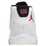  Air Jordan 11 Retro 378037-016 クラシックホワイトとレッドアクセント、ミルキーソールスニーカー