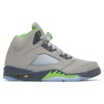 Air Jordan 5 Retro DM9014-003 グレーレザーとグリーンアクセント、反射シュータン付き