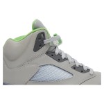 Air Jordan 5 Retro DM9014-003 グレーレザーとグリーンアクセント、反射シュータン付き
