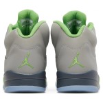 Air Jordan 5 Retro DM9014-003 グレーレザーとグリーンアクセント、反射シュータン付き