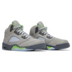 Air Jordan 5 Retro DM9014-003 グレーレザーとグリーンアクセント、反射シュータン付き