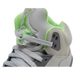 Air Jordan 5 Retro DM9014-003 グレーレザーとグリーンアクセント、反射シュータン付き