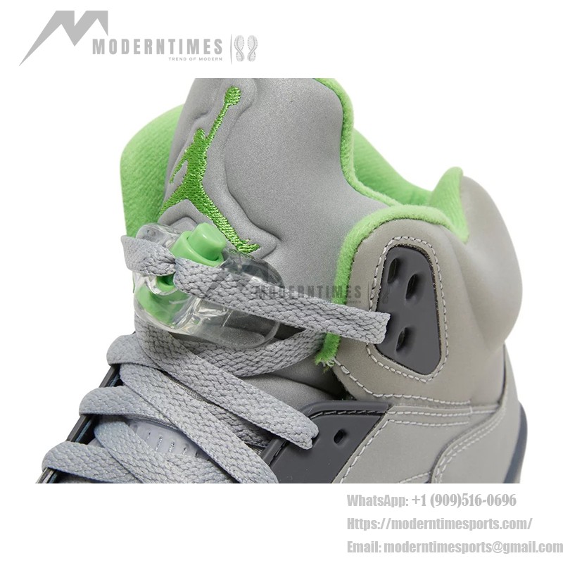 Air Jordan 5 Retro DM9014-003 グレーレザーとグリーンアクセント、反射シュータン付き