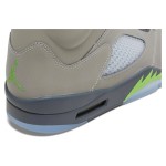 Air Jordan 5 Retro DM9014-003 グレーレザーとグリーンアクセント、反射シュータン付き