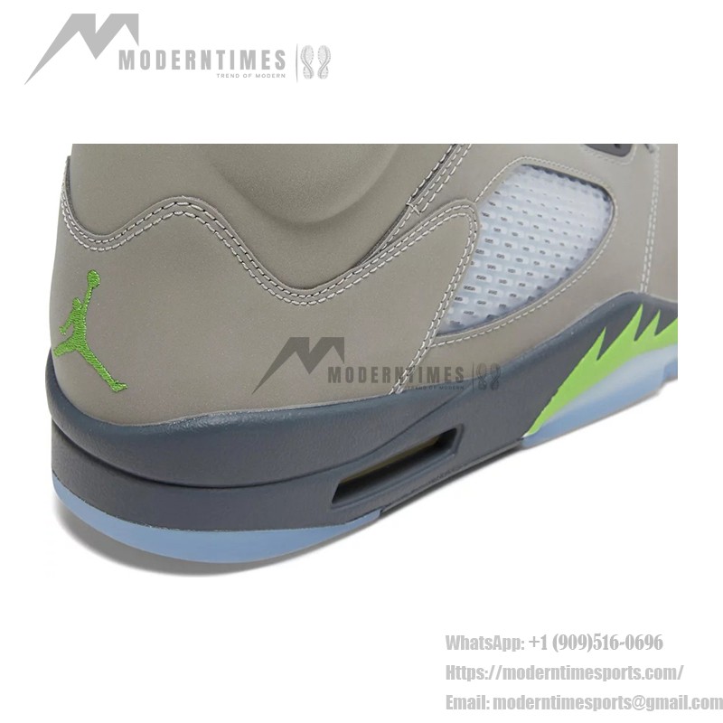 Air Jordan 5 Retro DM9014-003 グレーレザーとグリーンアクセント、反射シュータン付き
