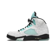 Air Jordan 5 レトロ CN2932-100 - ホワイトレザーとミントグリーンアクセントのスニーカー、反射するシュータン付き