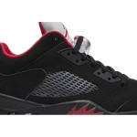 Air Jordan 5 Retro Low 819171-001 ブラックスエードスニーカー、赤のアクセント、反射シュータン付き