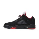 Air Jordan 5 Retro Low 819171-001 ブラックスエードスニーカー、赤のアクセント、反射シュータン付き