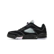 Air Jordan 5 Low DX4355-015 - ブラックスエードのスニーカー、ピンクのアクセントとリフレクティブタン付き