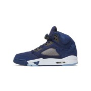 Air Jordan 5 レトロ FD6812-400 - ネイビーブルー スエードスニーカー、反射タンとクリアソール付き