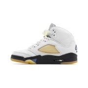 Air Jordan 5 Retro FZ5758-004 - ホワイトレザーとベージュメッシュ、青のアクセント付きのスニーカー & 透明ソール