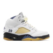 Air Jordan 5 Retro FZ5758-004 - ホワイトレザーとベージュメッシュ、青のアクセント付きのスニーカー & 透明ソール