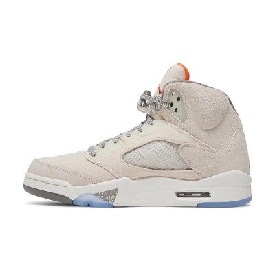 Air Jordan 5 Retro FD9222-180 - オレンジのアクセントと反射性のシュータンを備えたベージュスエードスニーカー