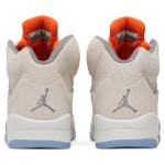 Air Jordan 5 Retro FD9222-180 ベージュスエードとオレンジアクセントのスニーカー、反射素材のシュータン付き