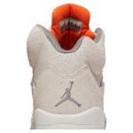 Air Jordan 5 Retro FD9222-180 ベージュスエードとオレンジアクセントのスニーカー、反射素材のシュータン付き