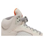 Air Jordan 5 Retro FD9222-180 ベージュスエードとオレンジアクセントのスニーカー、反射素材のシュータン付き