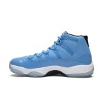 Air Jordan 11 Retro University Blue 717602-900 - パテントレザー仕上げのブルーとホワイトのスニーカー