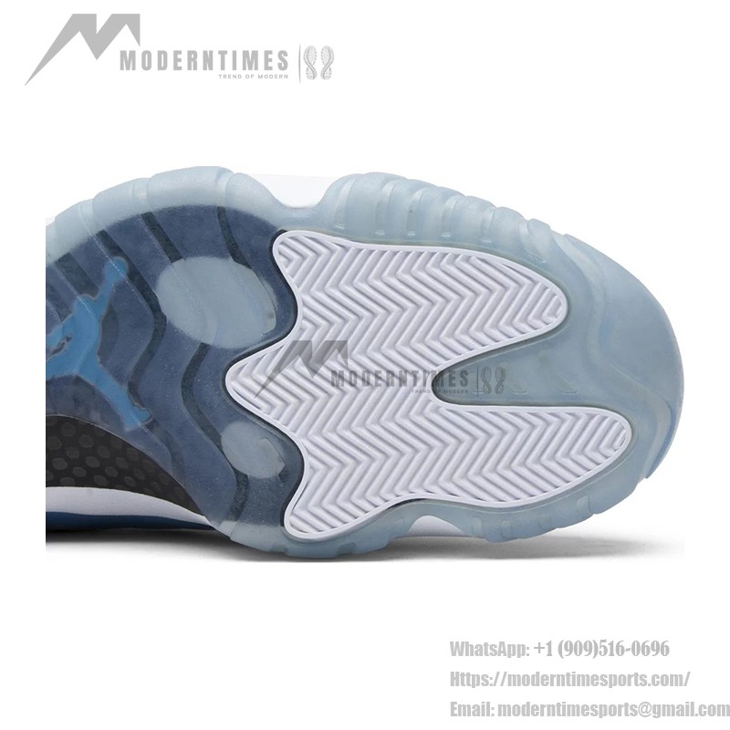 Air Jordan 11 Retro University Blue 717602-900 - パテントレザー仕上げのブルーとホワイトのスニーカー