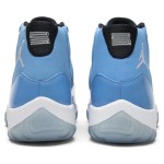 Air Jordan 11 Retro University Blue 717602-900 - パテントレザー仕上げのブルーとホワイトのスニーカー