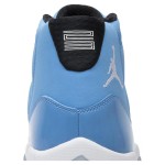 Air Jordan 11 Retro University Blue 717602-900 - パテントレザー仕上げのブルーとホワイトのスニーカー