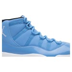 Air Jordan 11 Retro University Blue 717602-900 - パテントレザー仕上げのブルーとホワイトのスニーカー
