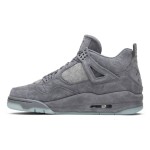 KAWS x エアジョーダン 4 レトロ "クールグレー" 930155-003 - プレミアム限定版スニーカー プレミアムスエード素材を使用したクールグレーのKAWS x エアジョーダン 4 レトロ "クールグレー" 930155-003 スニーカーの側面図