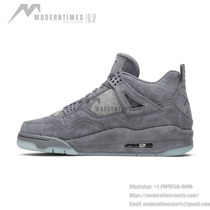 KAWS x エアジョーダン 4 レトロ "クールグレー" 930155-003 - プレミアム限定版スニーカー プレミアムスエード素材を使用したクールグレーのKAWS x エアジョーダン 4 レトロ "クールグレー" 930155-003 スニーカーの側面図