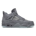 KAWS x エアジョーダン 4 レトロ "クールグレー" 930155-003 - プレミアム限定版スニーカー プレミアムスエード素材を使用したクールグレーのKAWS x エアジョーダン 4 レトロ "クールグレー" 930155-003 スニーカーの側面図