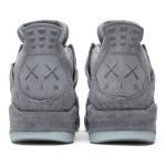 KAWS x エアジョーダン 4 レトロ "クールグレー" 930155-003 - プレミアム限定版スニーカー プレミアムスエード素材を使用したクールグレーのKAWS x エアジョーダン 4 レトロ "クールグレー" 930155-003 スニーカーの側面図