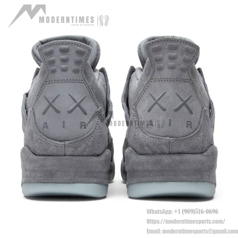KAWS x エアジョーダン 4 レトロ "クールグレー" 930155-003 - プレミアム限定版スニーカー プレミアムスエード素材を使用したクールグレーのKAWS x エアジョーダン 4 レトロ "クールグレー" 930155-003 スニーカーの側面図