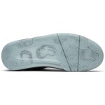KAWS x エアジョーダン 4 レトロ "クールグレー" 930155-003 - プレミアム限定版スニーカー プレミアムスエード素材を使用したクールグレーのKAWS x エアジョーダン 4 レトロ "クールグレー" 930155-003 スニーカーの側面図