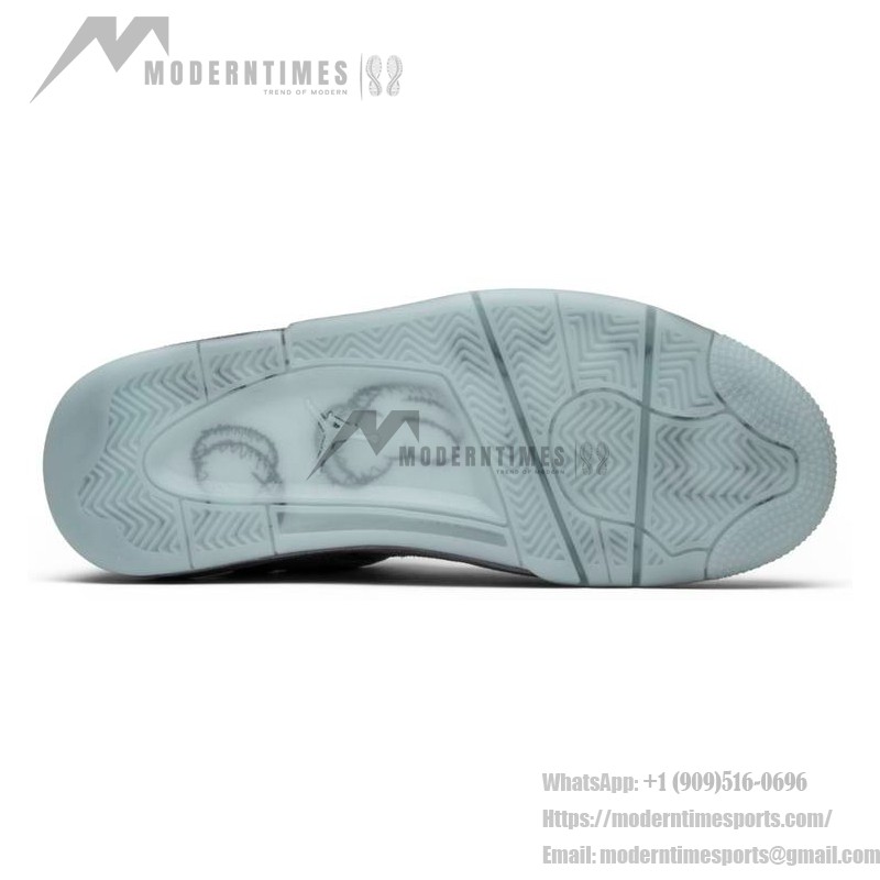 KAWS x エアジョーダン 4 レトロ "クールグレー" 930155-003 - プレミアム限定版スニーカー プレミアムスエード素材を使用したクールグレーのKAWS x エアジョーダン 4 レトロ "クールグレー" 930155-003 スニーカーの側面図