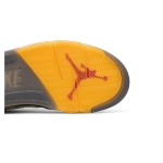 Air Jordan 5 Retro DH8565-100 - オフホワイトセイルスニーカー 赤のアクセント Air Jordan 5 Retro DH8565-100 オフホワイトセイルスニーカー 赤のアクセントと反射性シュータン